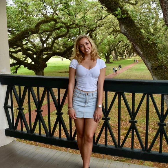 Meet your Posher, Gabriella - Picture 1 of 1